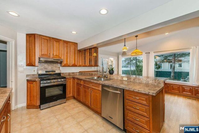 35 Taggart Way, Saddle Brook, NJ 07663