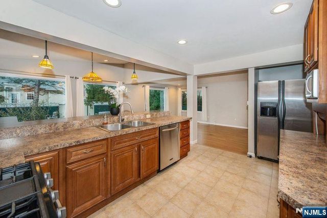 35 Taggart Way, Saddle Brook, NJ 07663