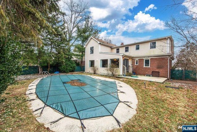 35 Taggart Way, Saddle Brook, NJ 07663