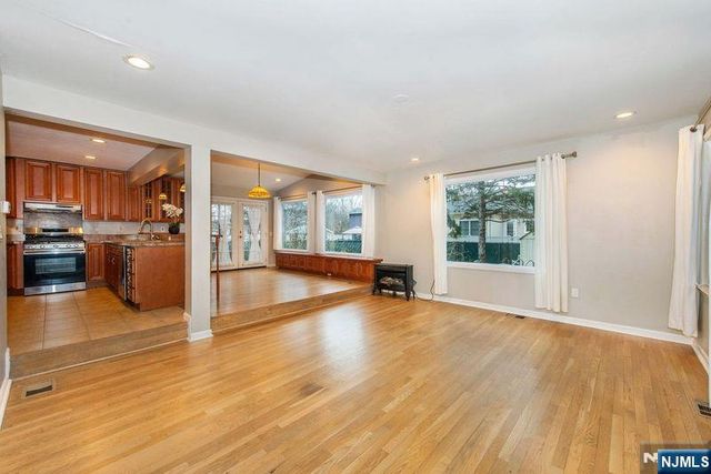 35 Taggart Way, Saddle Brook, NJ 07663