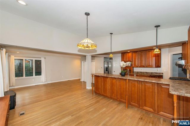 35 Taggart Way, Saddle Brook, NJ 07663