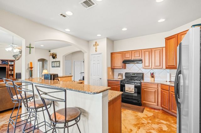 377 Green Oak Dr, Kerrville, TX 78028