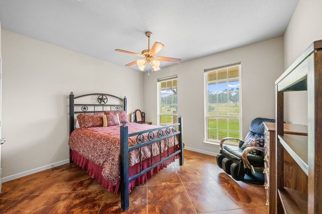 377 Green Oak Dr, Kerrville, TX 78028