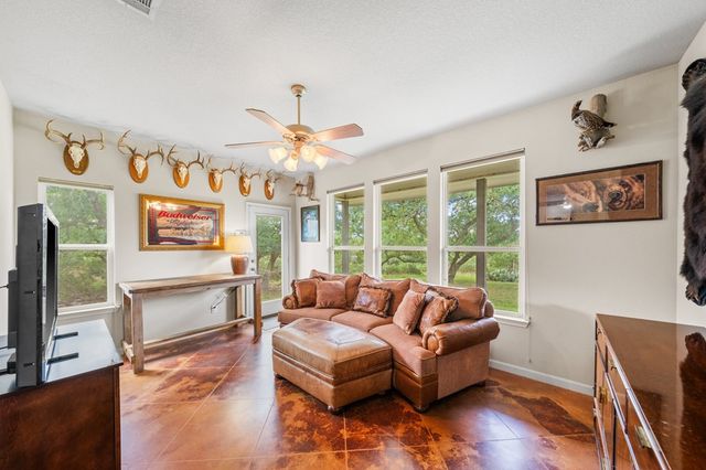377 Green Oak Dr, Kerrville, TX 78028