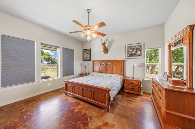 377 Green Oak Dr, Kerrville, TX 78028