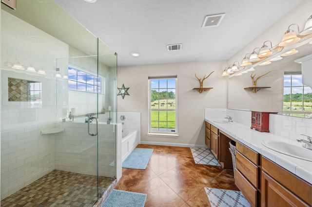 377 Green Oak Dr, Kerrville, TX 78028