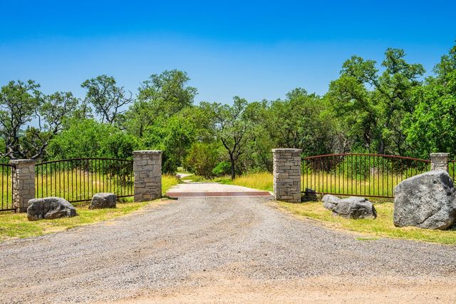 377 Green Oak Dr, Kerrville, TX 78028