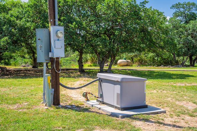377 Green Oak Dr, Kerrville, TX 78028