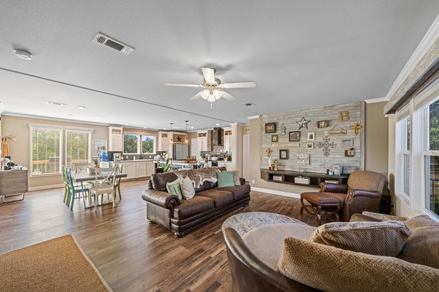 377 Green Oak Dr, Kerrville, TX 78028