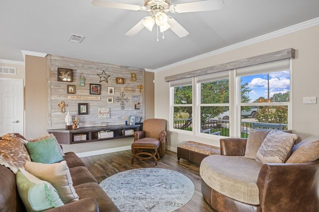 377 Green Oak Dr, Kerrville, TX 78028