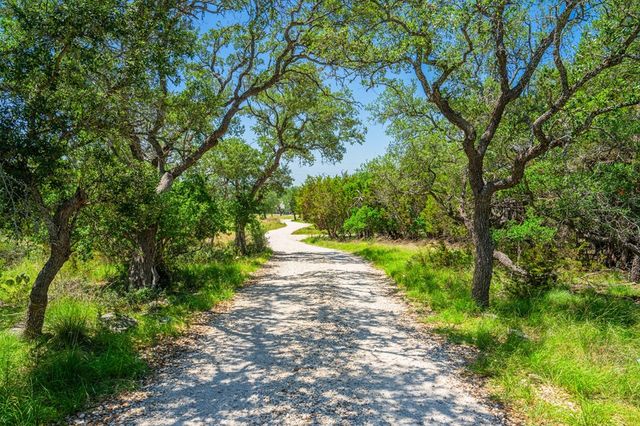 377 Green Oak Dr, Kerrville, TX 78028