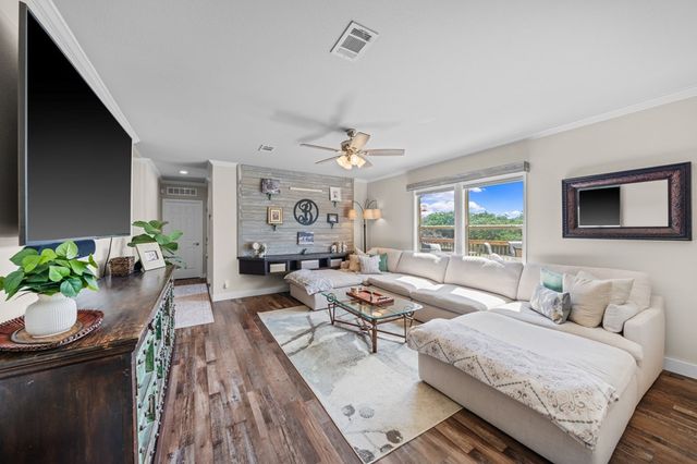 377 Green Oak Dr, Kerrville, TX 78028