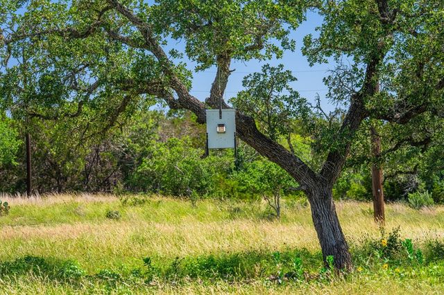 377 Green Oak Dr, Kerrville, TX 78028