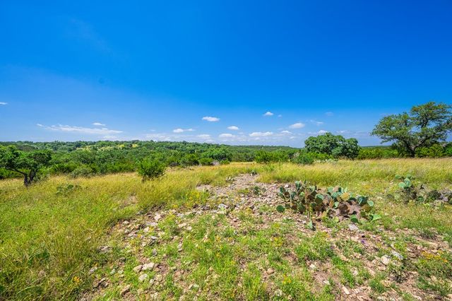 377 Green Oak Dr, Kerrville, TX 78028