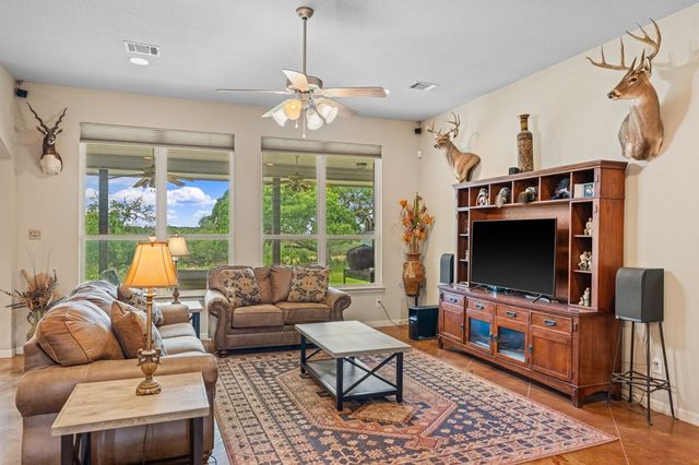377 Green Oak Dr, Kerrville, TX 78028