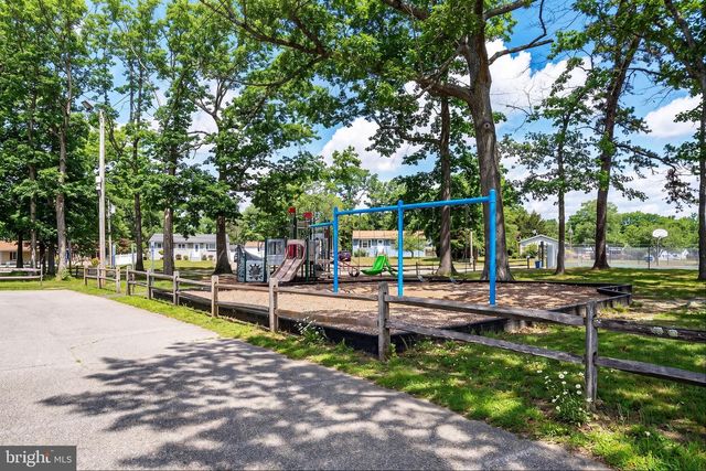 64 WOODLAND RD, Bayville, NJ 08721