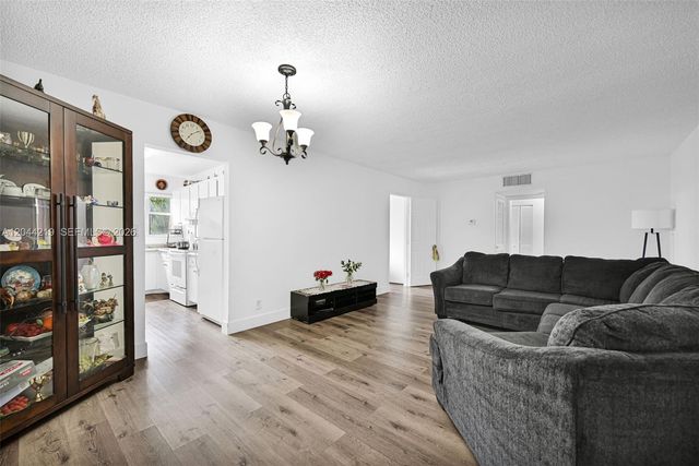 942 NE 199th Street 4E, Miami, FL 33179
