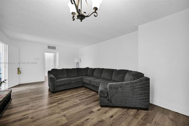 942 NE 199th Street 4E, Miami, FL 33179
