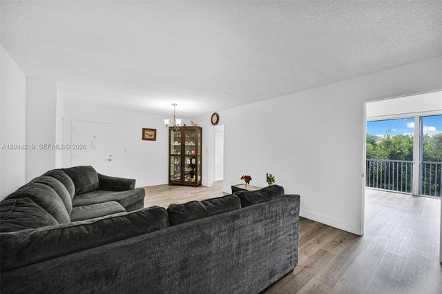 942 NE 199th Street 4E, Miami, FL 33179