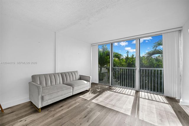 942 NE 199th Street 4E, Miami, FL 33179