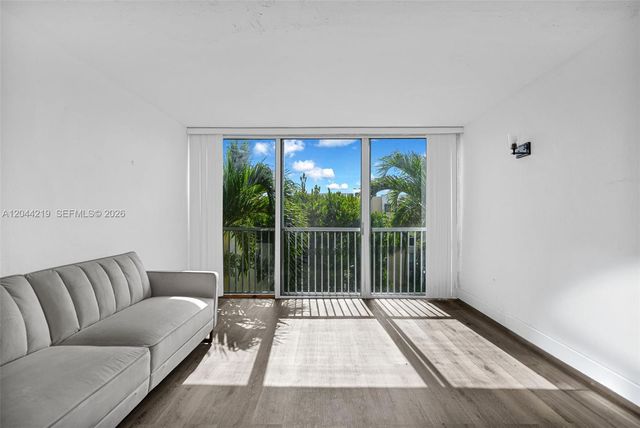 942 NE 199th Street 4E, Miami, FL 33179
