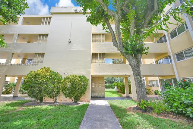942 NE 199th Street 4E, Miami, FL 33179