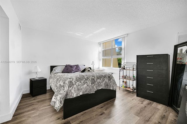942 NE 199th Street 4E, Miami, FL 33179
