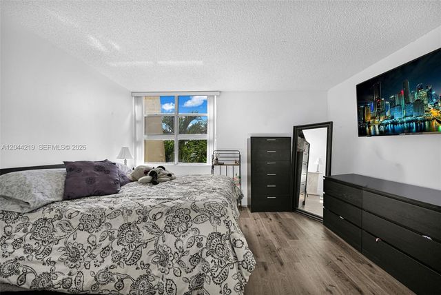 942 NE 199th Street 4E, Miami, FL 33179