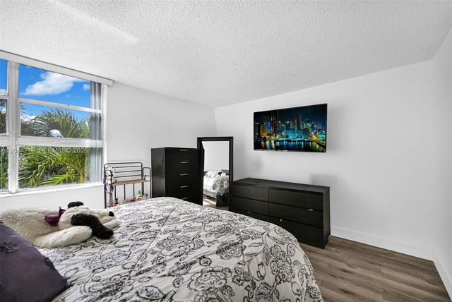 942 NE 199th Street 4E, Miami, FL 33179