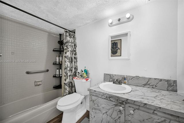 942 NE 199th Street 4E, Miami, FL 33179