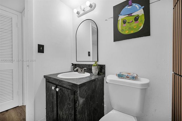 942 NE 199th Street 4E, Miami, FL 33179