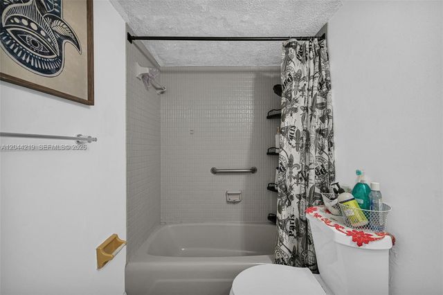 942 NE 199th Street 4E, Miami, FL 33179