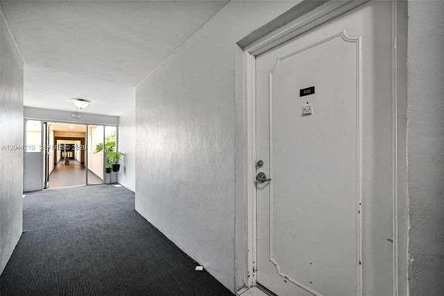 942 NE 199th Street 4E, Miami, FL 33179