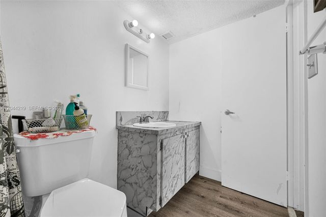942 NE 199th Street 4E, Miami, FL 33179