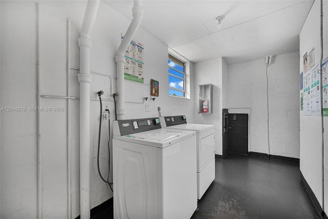 942 NE 199th Street 4E, Miami, FL 33179