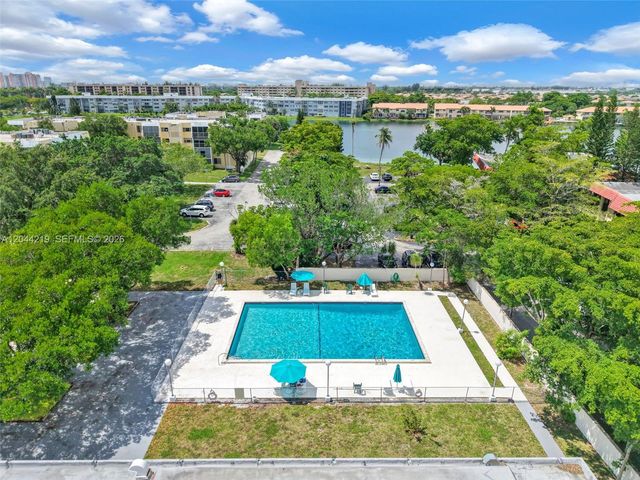 942 NE 199th Street 4E, Miami, FL 33179