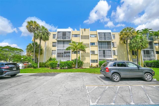 942 NE 199th Street 4E, Miami, FL 33179