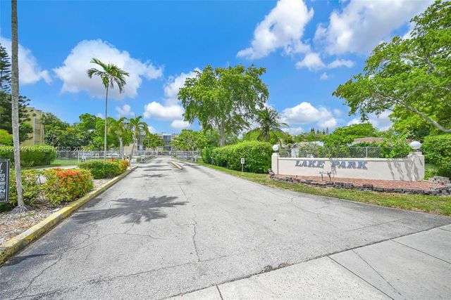 942 NE 199th Street 4E, Miami, FL 33179