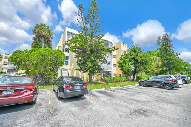 942 NE 199th Street 4E, Miami, FL 33179