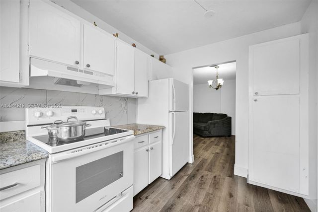 942 NE 199th Street 4E, Miami, FL 33179