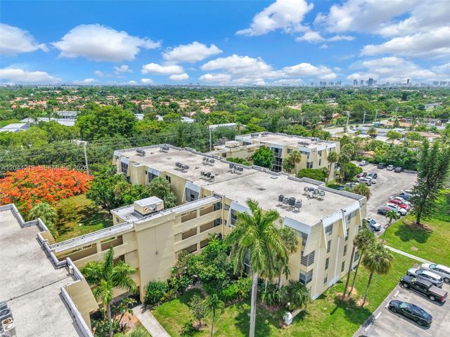 942 NE 199th Street 4E, Miami, FL 33179
