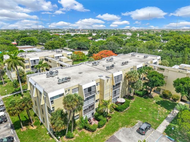 942 NE 199th Street 4E, Miami, FL 33179