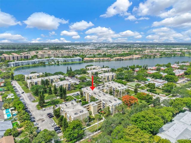 942 NE 199th Street 4E, Miami, FL 33179