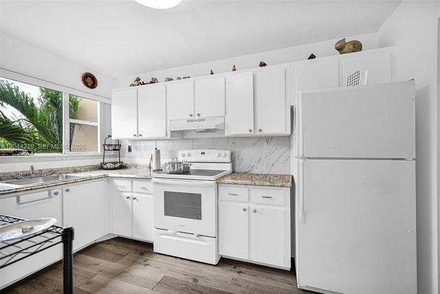 942 NE 199th Street 4E, Miami, FL 33179