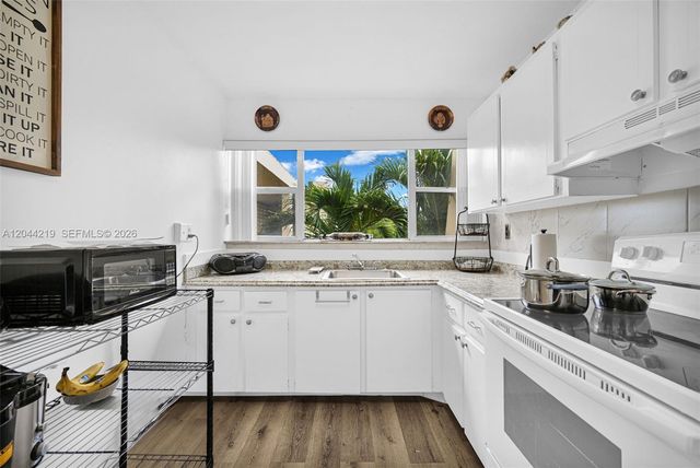 942 NE 199th Street 4E, Miami, FL 33179