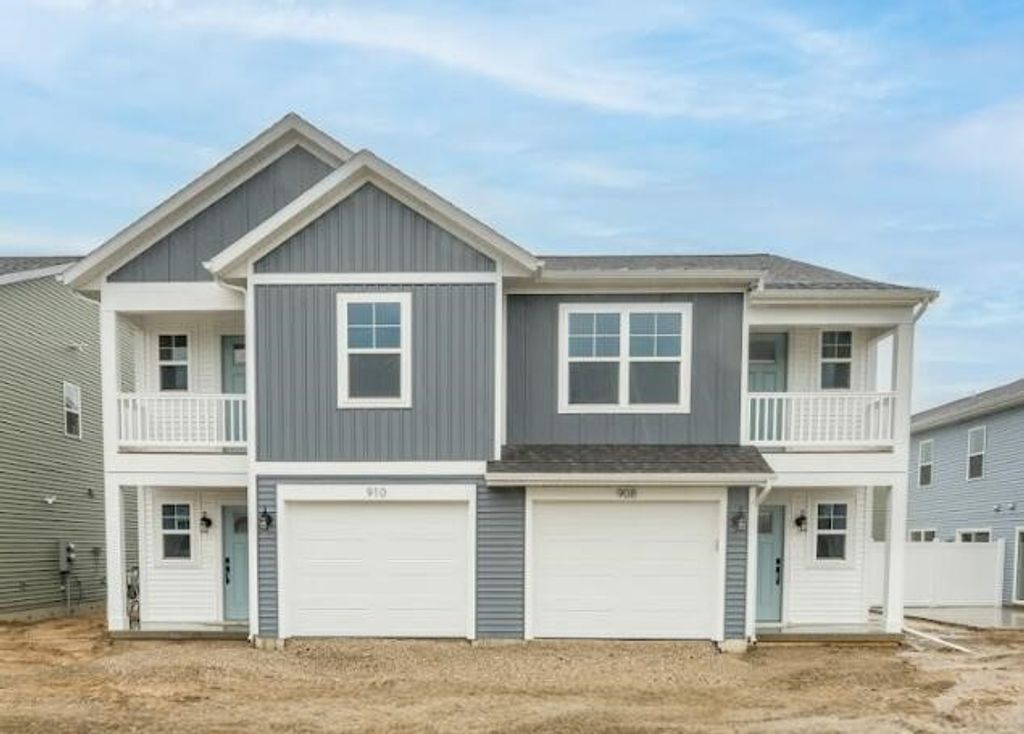 910 Indiana Avenue 12, South Haven, MI 49090