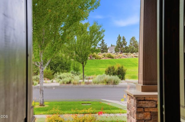 3024 NE Flagstone Avenue, Bend, OR 97701