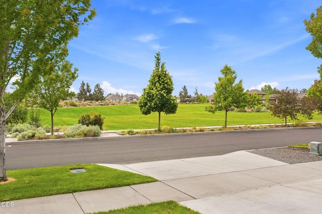 3024 NE Flagstone Avenue, Bend, OR 97701