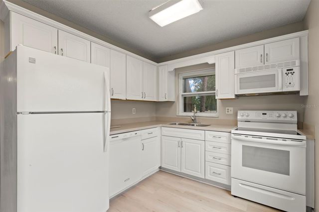 476 SANTA CRUZ PLACE NE B, St Petersburg, FL 33703