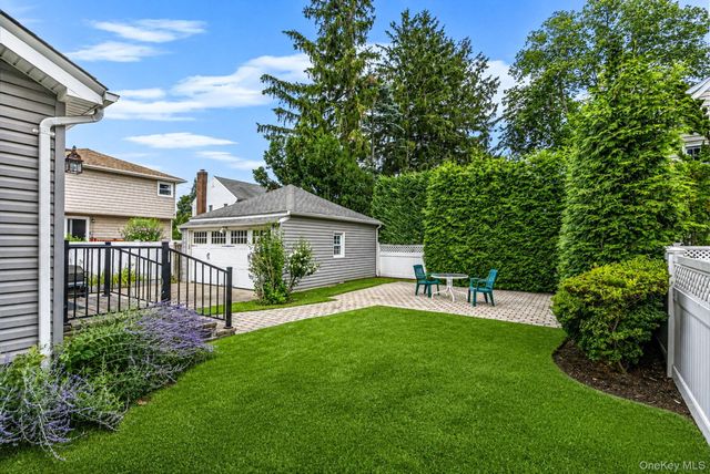 34 Drake Street, Malverne, NY 11565
